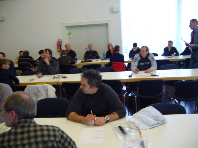 mit zitternden Händen mit zitternden Händen