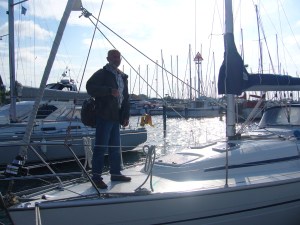 Der Skipper betritt "seine" Elke.