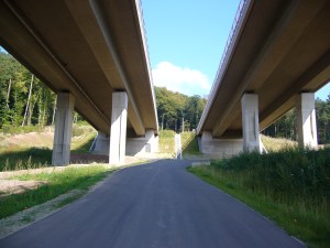Autobahnbrücke von unten