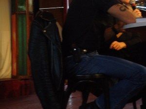 Lederjacke, tätowiert, Muckis, Stimme!