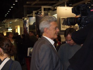 groß, breitschultrig, heute im Fernsehen zu sehen