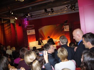 mit Hut, in Schwarz, Wahnsinnsstimme