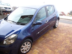 frisches Blau in der Einfahrt