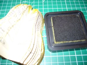 mit Stempelkissen beschmieren